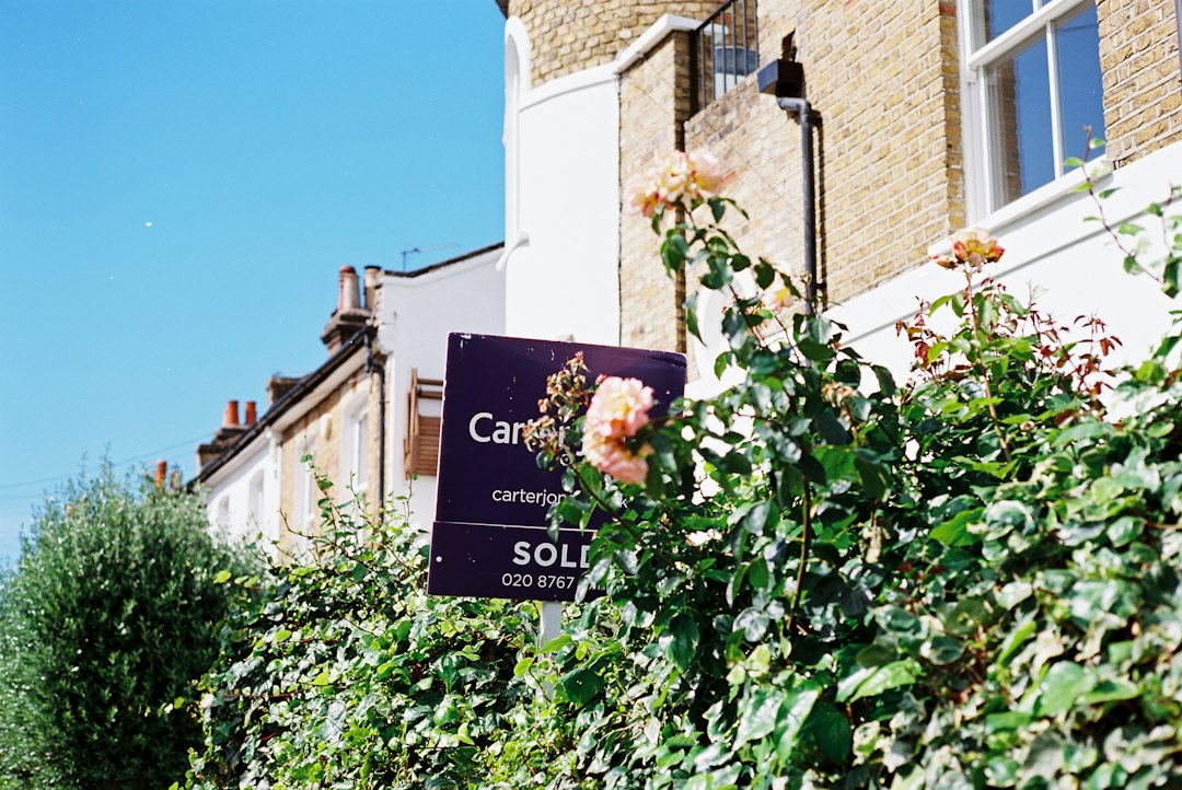 Panneau vendu devant une maison, achat de leads mandat immobilier 2026