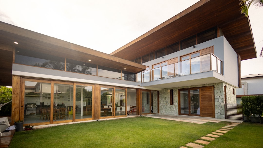 Maison contemporaine avec grandes fenêtres aluminium, ciblage lead menuiserie PVC vs alu Maison contemporaine avec grandes fenêtres aluminium, ciblage lead menuiserie PVC vs alu