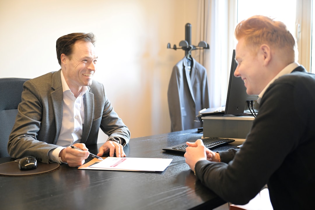 Conseiller en gestion de patrimoine présentant un investissement SCPI à un client, 2026 Conseiller en gestion de patrimoine présentant un investissement SCPI à un client, 2026