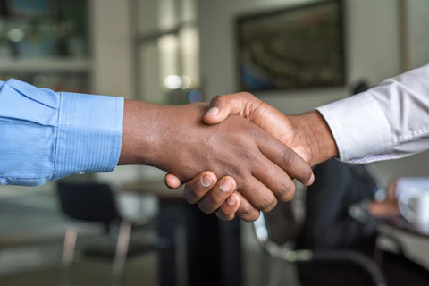 acheter-des-leads-choisir-fournisseur Poignée de main après avoir choisi un fournisseur pour acheter des leads