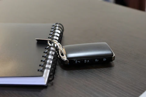 Clé de voiture posée sur un carnet : lead assurance auto résiliation