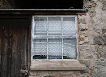 Vieille fen&ecirc;tre &agrave; simple vitrage d'une passoire thermique, cible de remplacement de fen&ecirc;tre