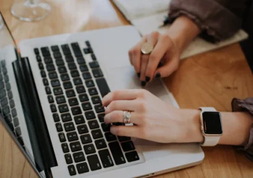 Strat&eacute;gie de contenu leads qualifi&eacute;s : planification de contenus marketing sur ordinateur portable