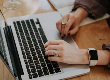 Strat&eacute;gie de contenu leads qualifi&eacute;s : planification de contenus marketing sur ordinateur portable