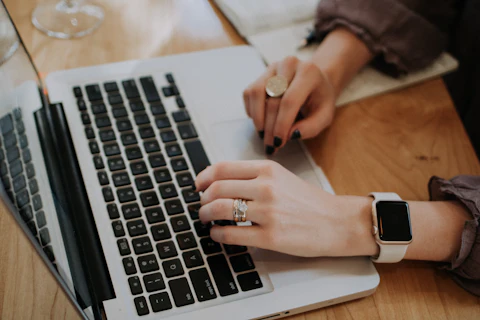 Stratégie de contenu leads qualifiés : planification de contenus marketing sur ordinateur portable