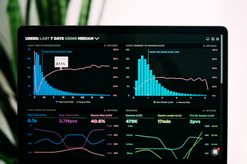 Tableau de bord analytique sur un ordinateur portable : suivre le taux de conversion d'un lead mutuelle santé